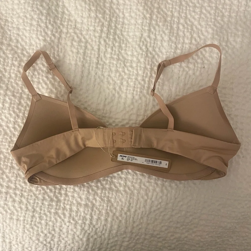 Skims Wireless Form Plunge Push-Up Bra - Picture 3 of 3